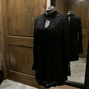 Idyllwind L keyhole lacy stretchy little black dress